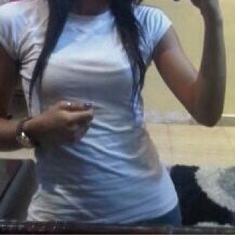 ‏عشرينية تتمايل كالزهور هادئة ملفتة للأنتباه شعرها طويل قامتها قصيره اكاد اجزم ان لا اجمل مني