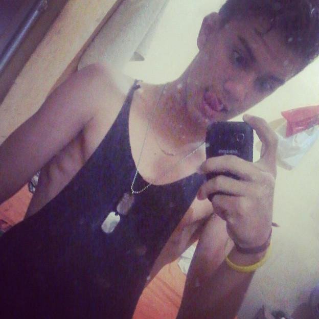 Sou do tipo de cara que: ... 
Ama sem ser amado...