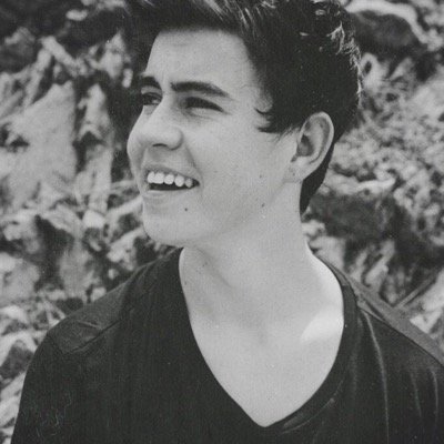 free follow from @grierumdallas bc she loves you so you should follow her :)