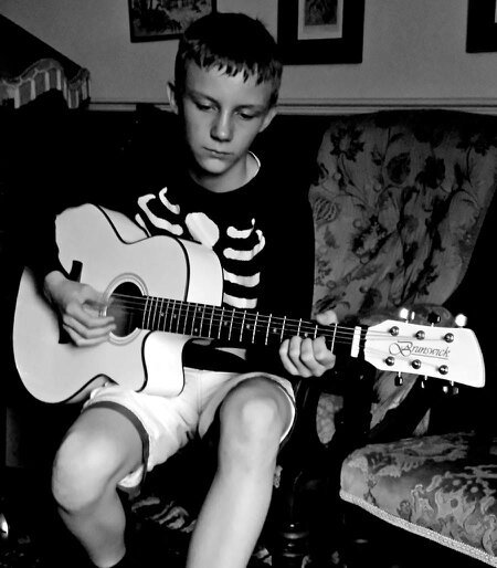 Heyy XD I'm 17, a guitarist and I love to draw, sing and I in a bands hit me up