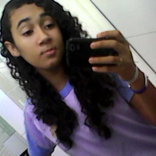 julianademiran's profile picture. Livre Pra poder sorrir sim, Livre pra poder buscar o meu lugar ao Sol :D Fly