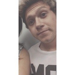 follow @eightxeenjh ! if you want a follow back just tweet me!!