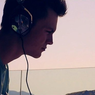 New Julian Jordan fan page!
Are you a jorder? Follow us!!
Follow us on instagram: @vale_guaia___ @ellypepe @officialfanpage_garrixer @Julianjordanfanpage