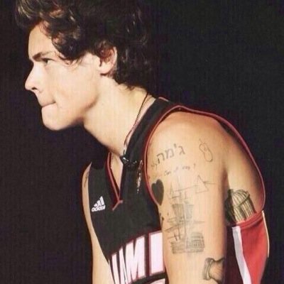 FREE FOLLOW! PLEASE FOLLOW @CUDDLYHES BECAUSE SHE LOVES YOU AND SHES TRYING FOR 2K!