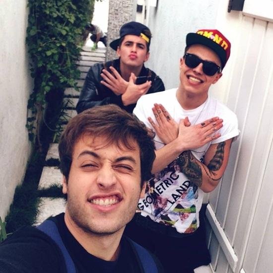 flyer, magcult, selenator,directoner, mahomie e pniner  OUTRO TWITTER: @ fuckaaron_