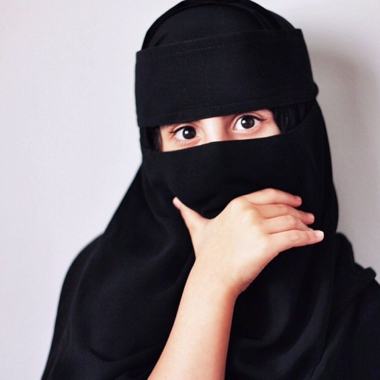 حياتـي اعيشـہـا بجمميع الالون، متفالـہ لدرجـہ كبيره غالبا هادئه في رده فعلي وتصرفاتي ، اعشق الاهتممام بالاخرين وصعبةةة جدا حينما يتعلق الامر بالبوح عن مشاعري..♡