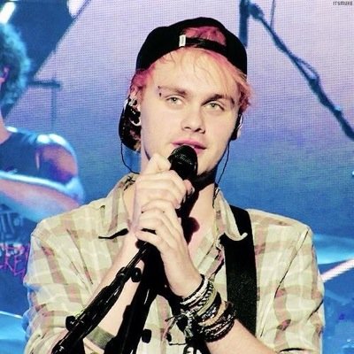 GO FOLLOW @5SOSFeatEmblem3 SHE FOLLOWS BACK