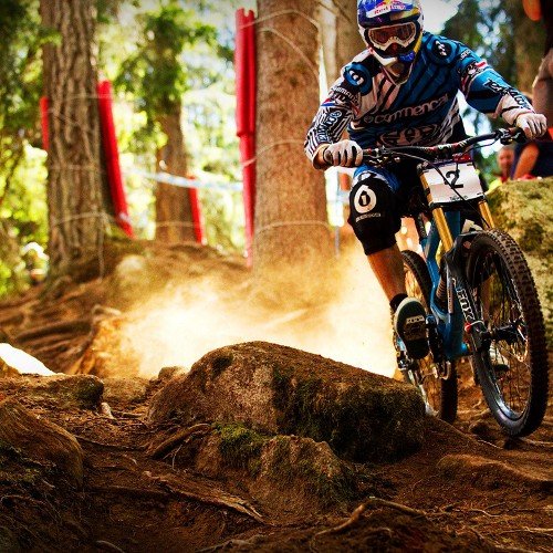 Soy Downhillero de corazón ♥ y también me gusta el motocross la música  y aventuras