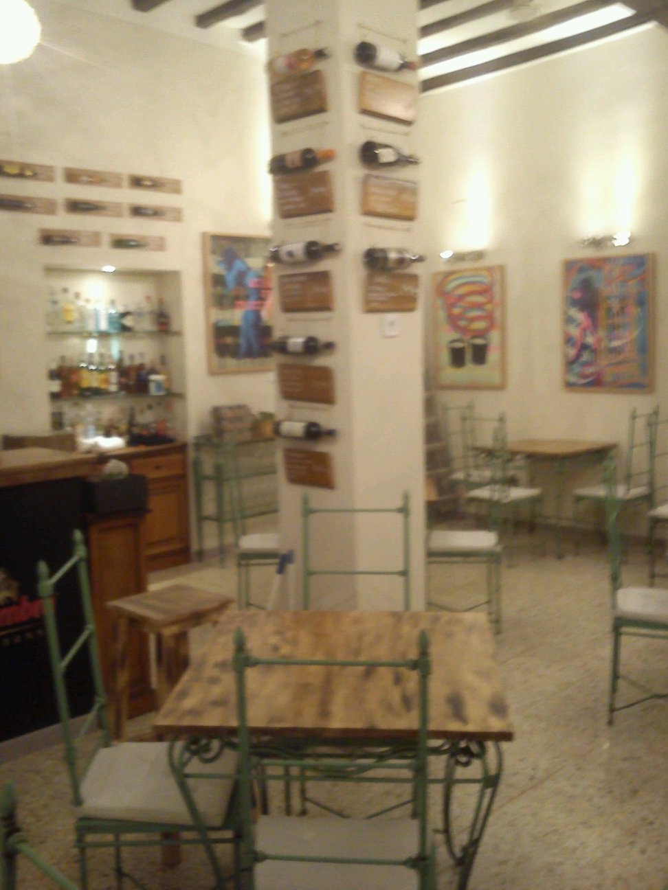 situada en el centro de Sevilla. Gente jóven con muchas ganas de dar una materia prima ds CALIDAD Jorge y un SERVICIO DIFERENTE @showmanpeter