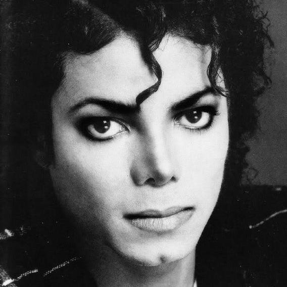 Nosso Rei nunca morrerá, porque um REI com o legado inigualável não encontramos todo dia né? MICHAEL JACKSON FOREVER