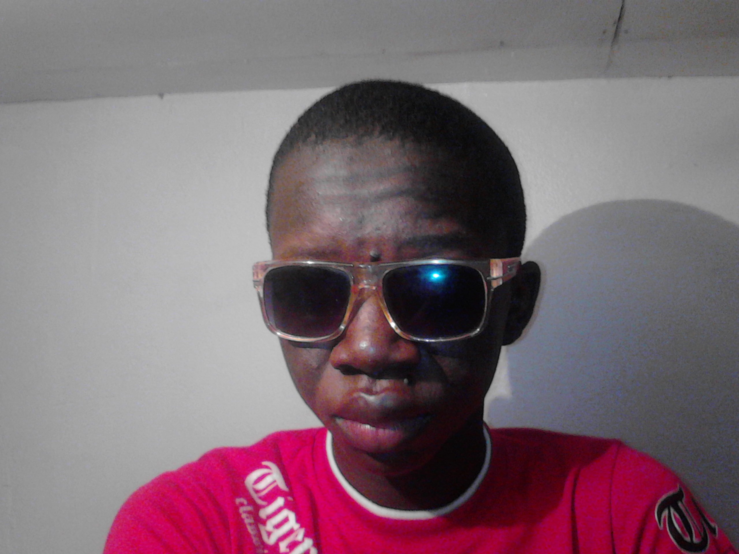 Marcus 15 ans lycéen je suis née et depuis j'improvise un Gentlemen Suis- moi je te suis fuis moi je te fuis!!