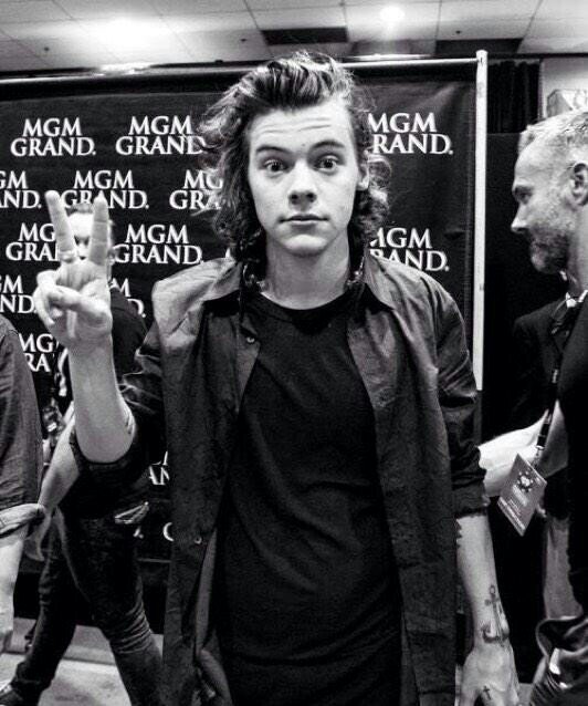 Follow @hazyljp, she follows back (just ask)!! ilysm ❤