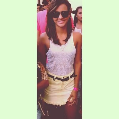 Canceriana, realizada, feliz, aluna da vida, viciada em redes sociais, música, compras e moda. Nascida em mil novecentos e noventa e oito, prazer Raiane ;)