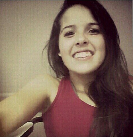 TayanaGoulart's profile picture. 