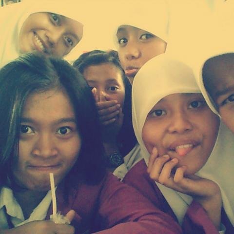rame bukan berarti bahagia.. :D