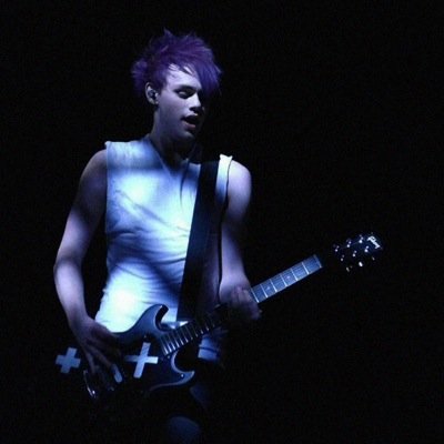 i post the funny comments off michaels pictures oo. every tweet is a comment // @lemonichael