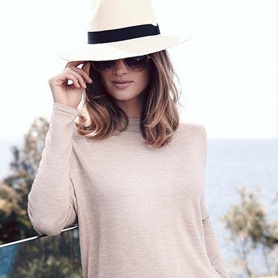 I'm the face behind Everyday Cashmere, the online fashion boutique that makes clothes which are like your best friend. Wear cashmere and value yourself.