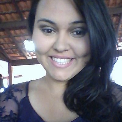 24 anos, cantora de banheiro, professora , leitora compulsiva, Mãe apaixonada pelo filho. Idiota, sincera, simples,honesta, engraçada.Defeito: me apegar demais.