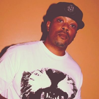 SympleeRich's profile picture. 