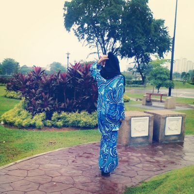 aku bersaksi bahwa tiada tuhan yg disembah melainkan Allah,dan aku bersaksi bahwa nabi muhammad itu utusan Allah
