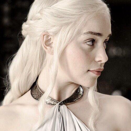 Follow @nininininaaaaay. She loves reading books and watching movies. We will be friends.