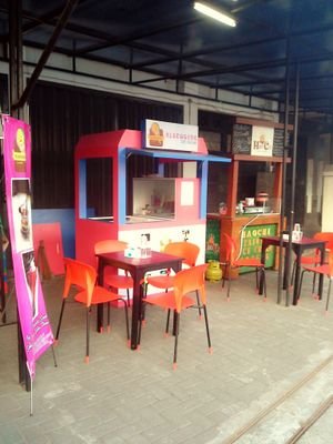Outlet Kloewoeng Ice Cream jl. coklat no 18, pojokan perempatan suhat. pas seberangnya pizzahut. 081805043435