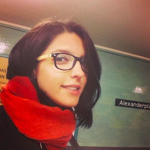 Göçmen, kadın, anne derken başını kaşıyacak hali kalmamış bir insan. Çok koşturma, bol laf.