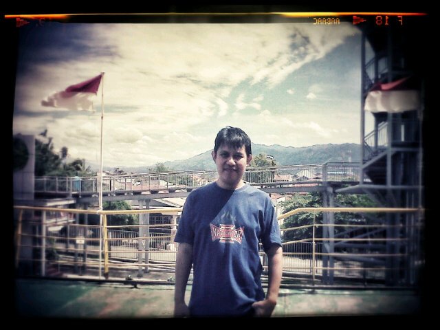 Love God, love music (Bassist/keyboard), Love people.. pribadi yg mau belajar (rendah hati), lbih suka tindakan dripd retorika ! PERESTROIKA !