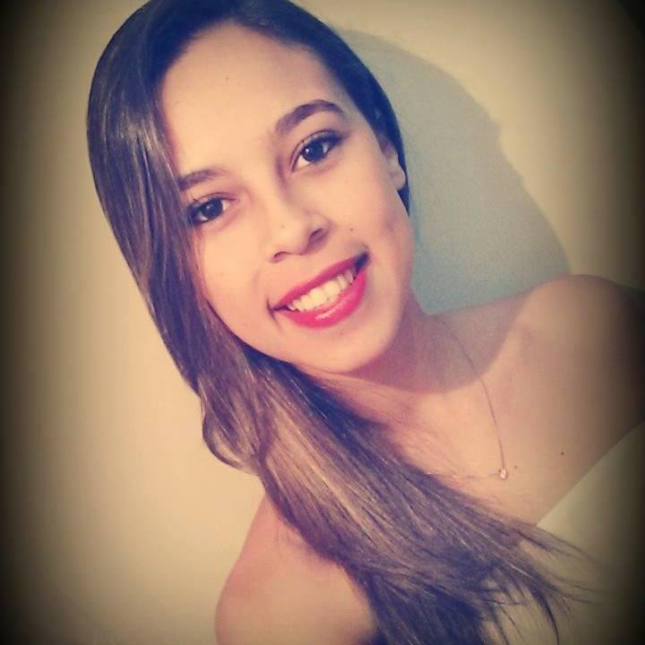Qualquer um pode te fazer sorrir. Mas nem todos podem te fazer feliz :)