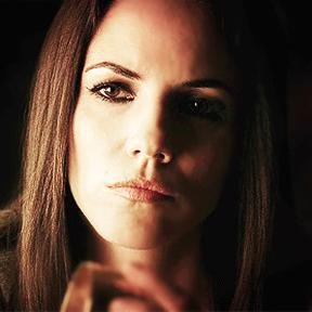 Súcubo. Me alimento de la energía sexual de las personas. Tengo mucha hambre. Graduada en las lujuriosas piernas de Lauren || CUENTA FAN | NO ROLEO || #LostGirl