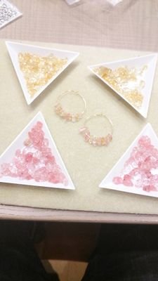 ものづくり作家、というか、ものづくり好き。フローライトとコットンパール等で癒やし系アクセ制作が好きだけど、今は休止中。今はゆるりん筆文字に興味津々。ビーズとコラボできないかなー。いつか目指せminne出店☆