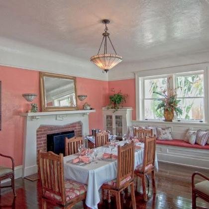 Palm Beach Hibiscus is a charming boutique Bed and Breakfast with Key West style ambiance. A tropical oasis in the heart of Downtown West Palm Beach.