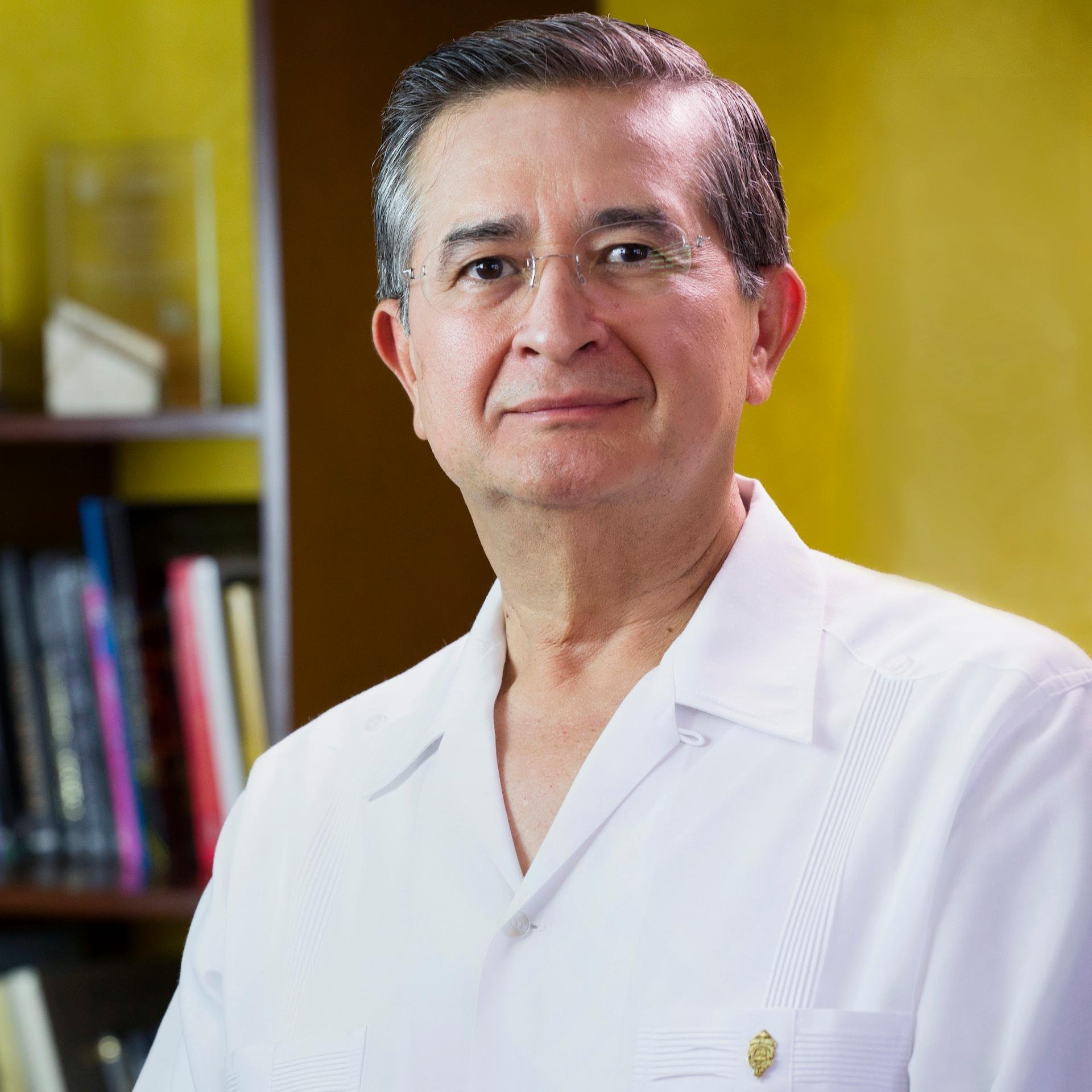 Aspiro a llegar al cargo de Rector de la Universidad Autónoma de Yucatán para el periodo 2015 - 2018.