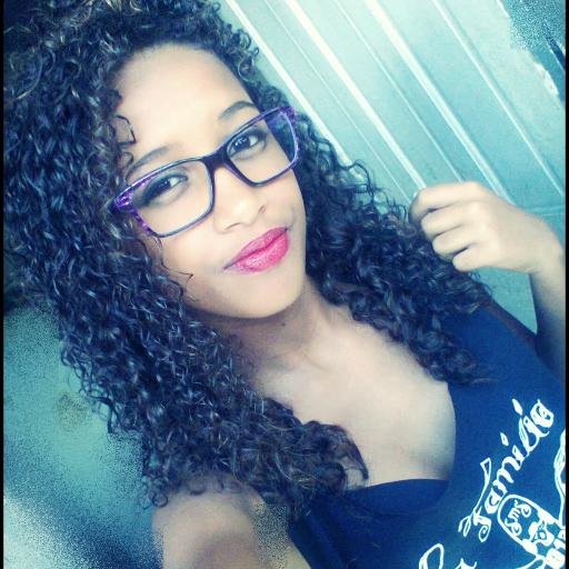 *sou a garota que é considerada diferente... Totalmente autentica... com suas própias opiniões e seu próprio estilo ))’ Faça a diferença... seja vc #)