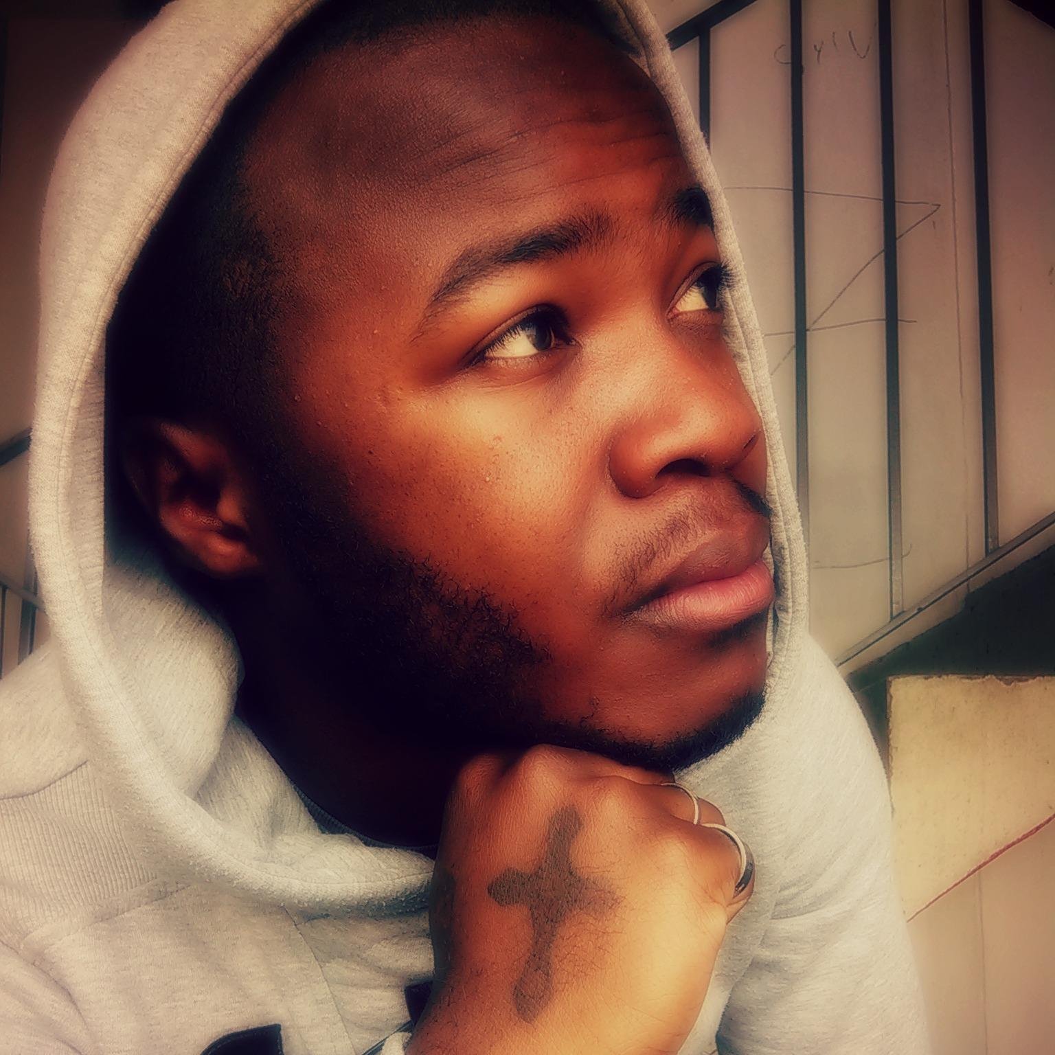 SpaceCarter's profile picture. Je ne recherche pas la célébrité a travers twitter, mais la célébrité me guette.