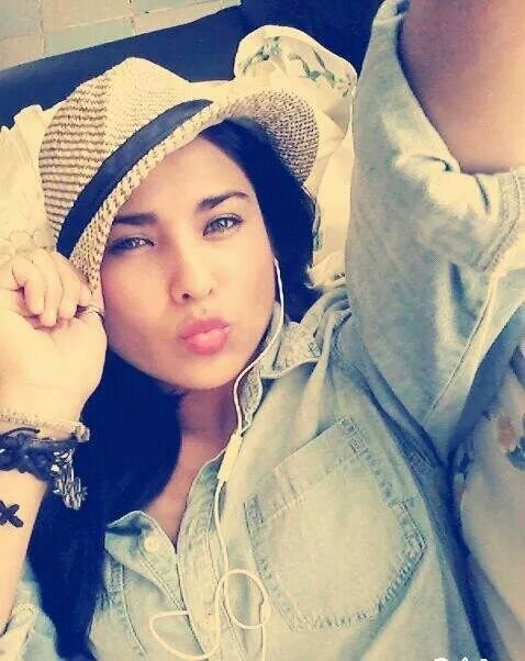 Cantante actriz, escritora, top model, agente secreto boxeadora, futbolista, bailarina es todo lo que me hubiera gustado ser . pero solo soy una chica normal