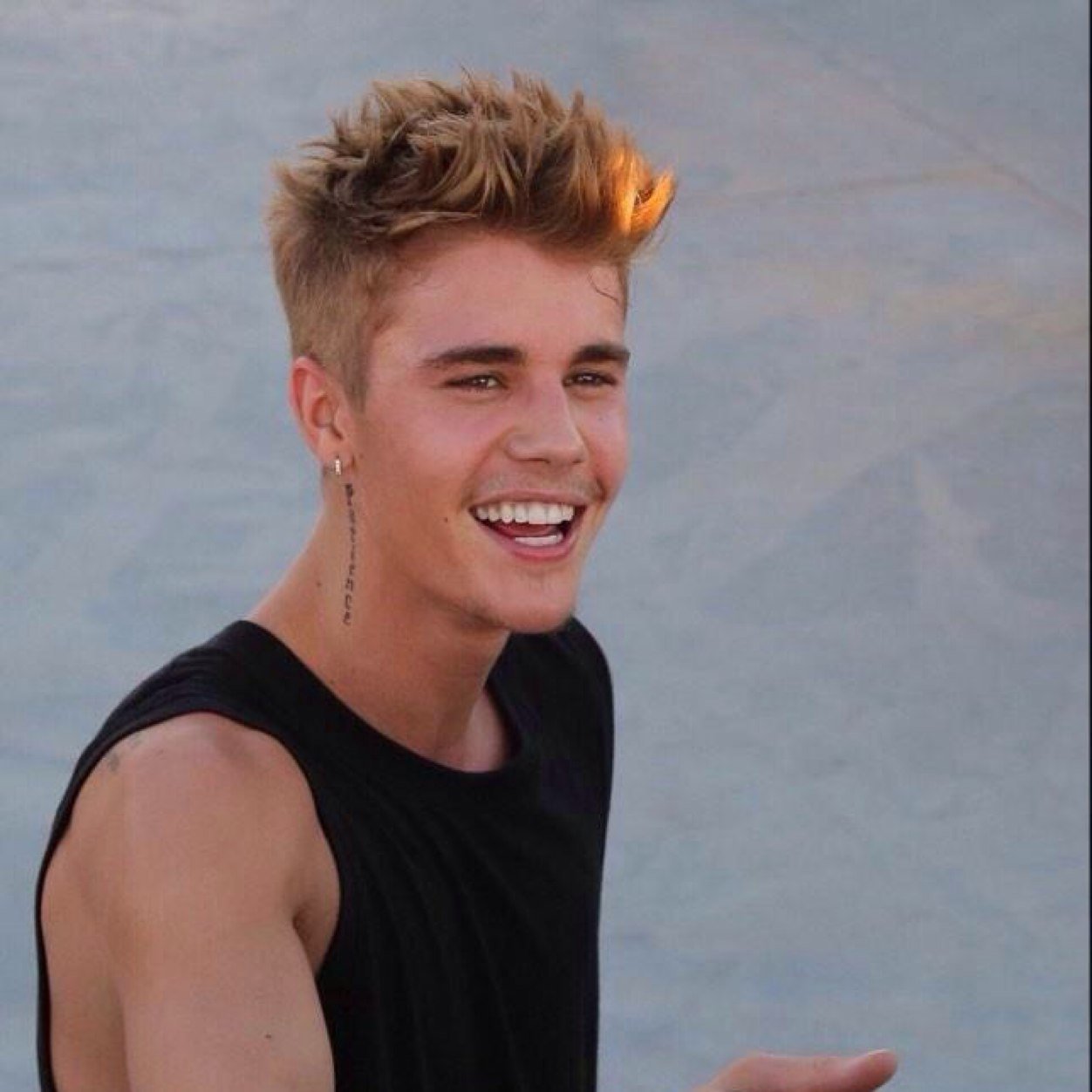 this account is on auto rt (@BieberTheBizzle) Follow her for VOTE Tweets and more random stuff about Justin..she follows back!