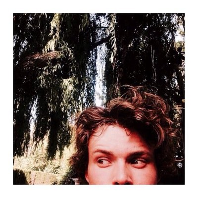 follow @5sosispoppin bc she just gave you a free follow