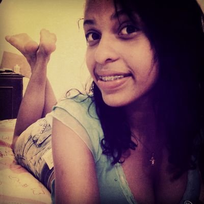 *, Sabe aquele dia no farol
Quando você mentiu pra mim
Dizendo que era pra sempre
Agora me ligar, falar que não dá mais
É difícil de entender e eu fico sem sabe