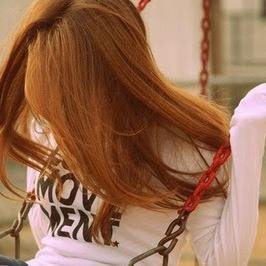 uma garota que tem seus medo que tem medo de dize o que sente para qualquer pessoa, uma garota que esculta muita musica e que acha que só a musica entende ela !