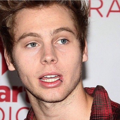 FOLLOW @lukesnandosSOS BECAUSE SHE GAVE YOU THIS FREE FOLLOW!