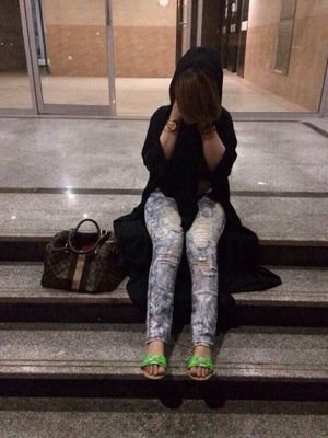 من الامارات بس اسمي ريم عمري 24 ساكنه في دبي مفتوحه من ورا جدام بيضه وزني 75 اول شي رصيد اتصالات 200 ويوم اشوفك 800
