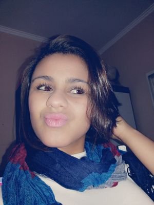 Ela é de fase , toda bipolar.Cheia de marra, durona por fora e coraçao mole por dentro.Toda inocente ,toda estressada e toda apaixonada..!!
⭐⭐