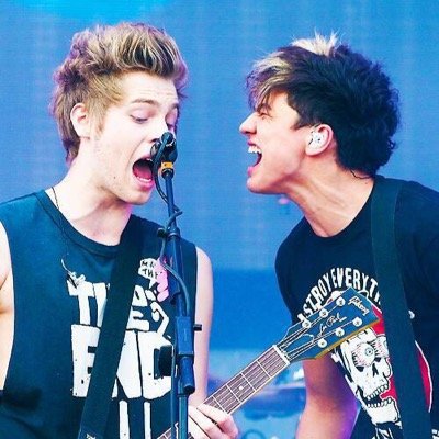 follow my personal @pvnkymgc #vote5sos