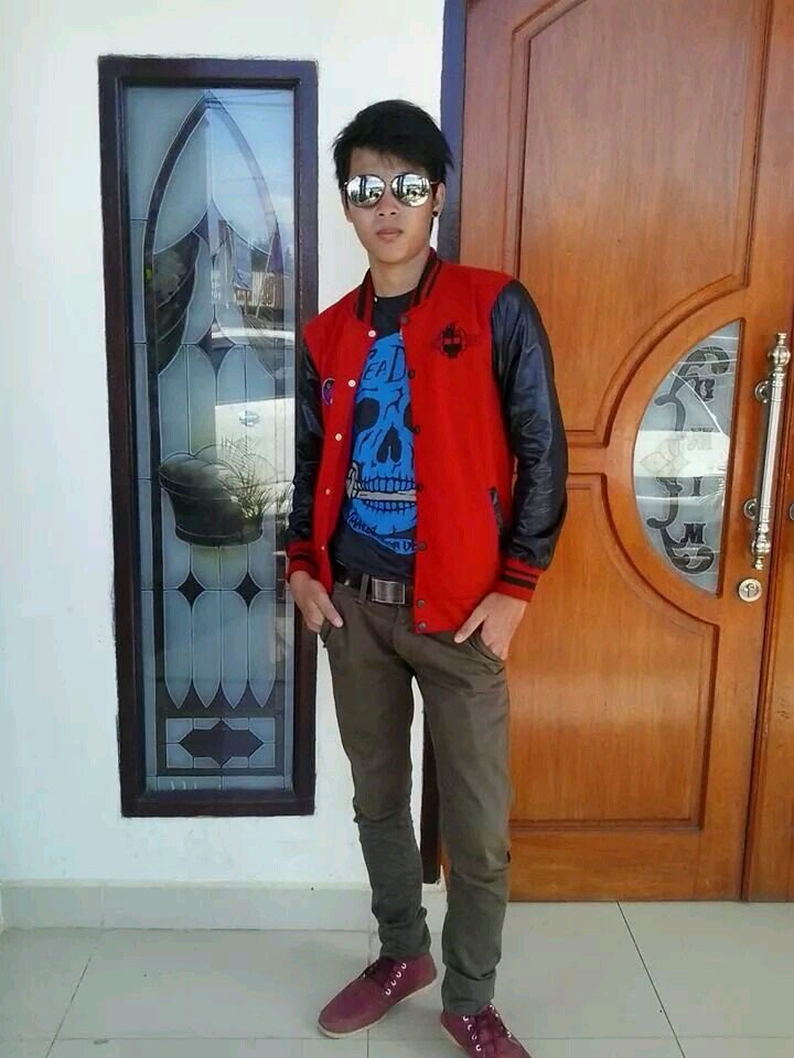 Teman bisa membuatmu tertawa, sahabat bisa membuatmu bergembira, namun yang tulus mencintailah yang mampu membuatmu hidup.
