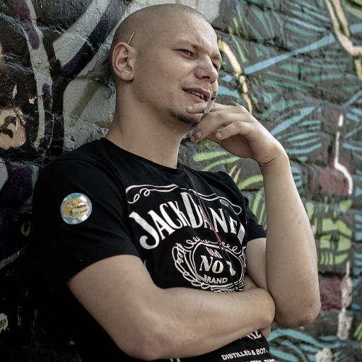 Я бесбашенный тип, люблю танцевать, разбирать, собирать оружие, лежать под капотом сидеть за рулем на скорости не меньше 200 км/ч, паркурить, играть в пейнбол,