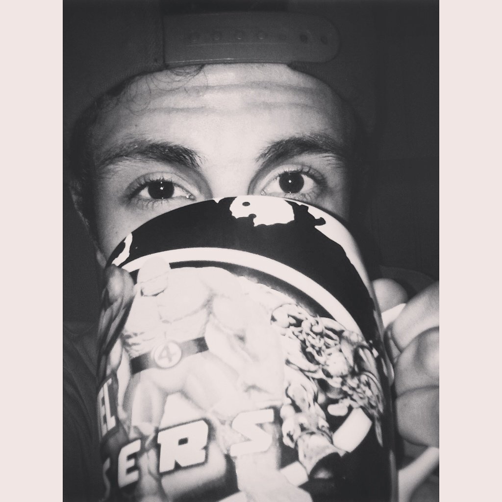 Namoro bom é aquele onde os namorados brincam como melhores amigos, se pegam como dois tarados, e discutem tipo marido e mulher. *-*