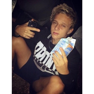 leroy // 17 // single // roleplay weed tastes good