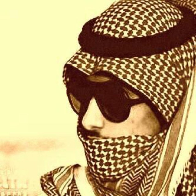 .دمـعه ، تخون العين في حزة الضيق وَ عينٍ تذوب أجفانها لجل دمـعة...