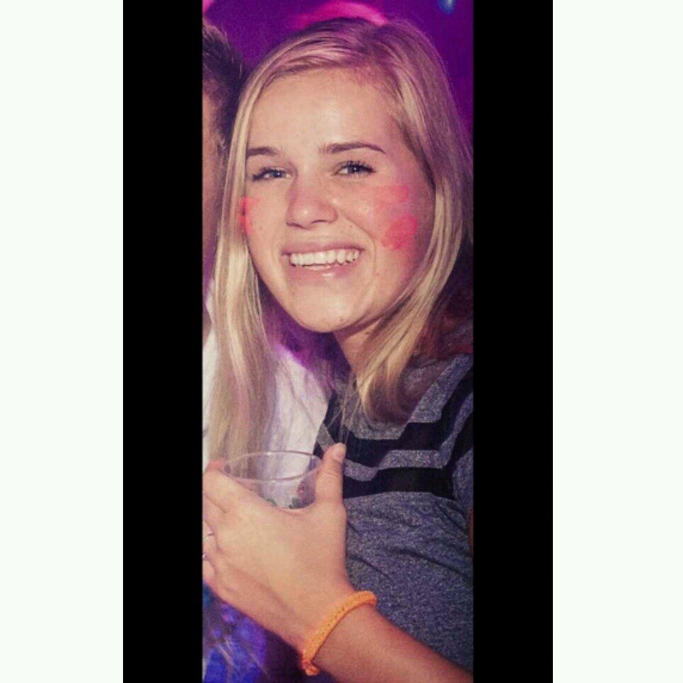 voetbalt bij De Tukkers // zit op het Canisius // houd van haar vrienden en vriendinnen ♥♥♥ // FCT